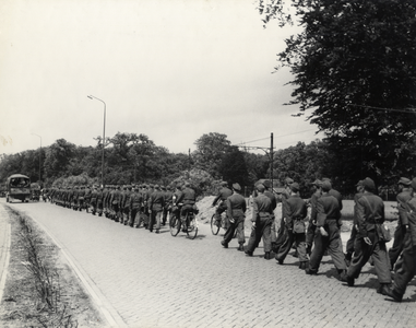 97777 Afbeelding van de terugtocht van Duitse militairen, op de Utrechtseweg te De Bilt.